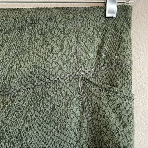 All in Motion Green Snakeskin High-Rise 7/8 Leggings & Sports Bra Set Sz Large - Picture 13 of 16